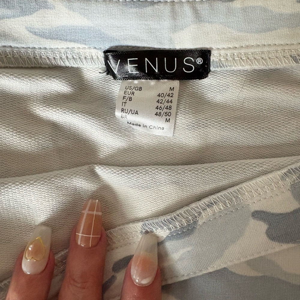 VENUS Light Gray Camo Side Tie Top. Excellent Condition Medium. - Picture 6 of 7